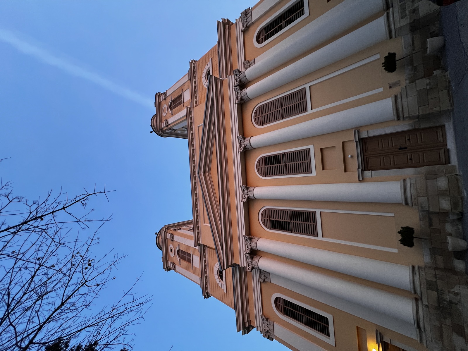 Biserica cu două turnuri